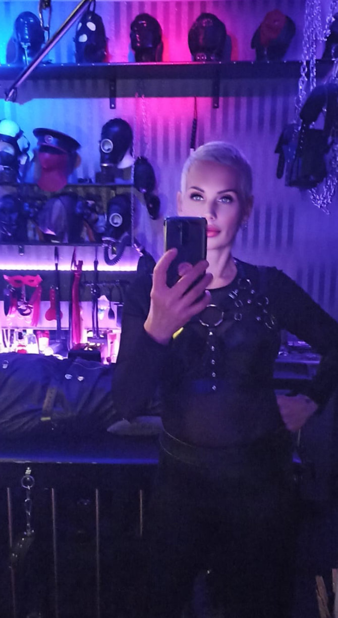 BDSM Und Hypnose Domina Helen Bates Dominas Dominaf hrer BDSM Und Hypnose Domina Helen Bates Dominas Dominaf hrer